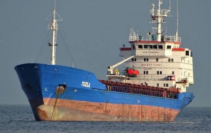 Два турецких судна повреждены при ракетном ударе РФ в порту Херсона