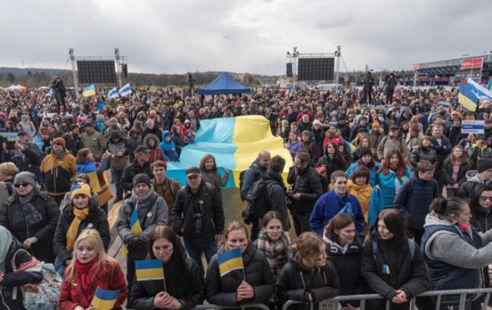 Помощь беженцам возвращается. Украинцы уплатили в бюджет Чехии рекордные отчисления
