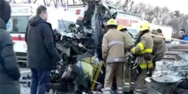 Смертельная авария на трассе Киев-Полтава: маршрутка влетела в фуру, первые подробности (видео)