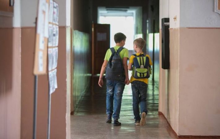 Учителя-коллаборанты начали проверять телефоны детей в Луганской области: что ищут