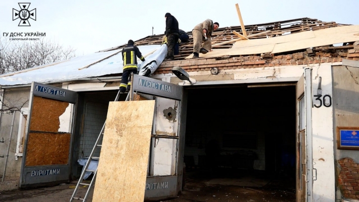 В Гуляйполе спасатели восстановили помещение, в которое прилетела ракета (фото)