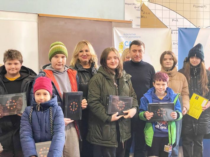 Мелитопольским школьникам подарили планшеты для дистанционной учебы (фото)