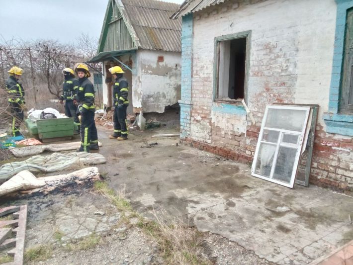 В селе под Мелитополем в частном доме едва не угорел мужчина (фото)