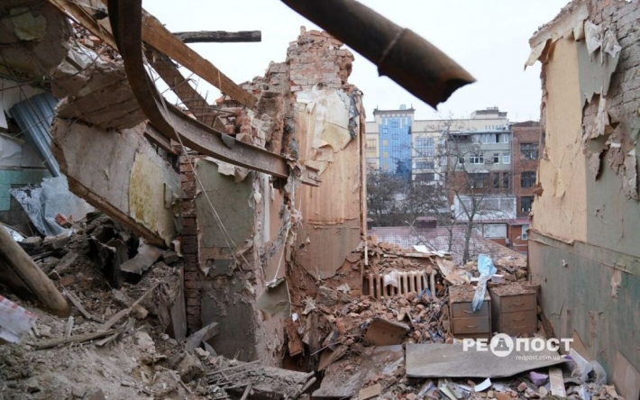 В Харькове погибшую женщину не могут достать из-под остатков дома более суток: обломки разлетелись на целый квартал