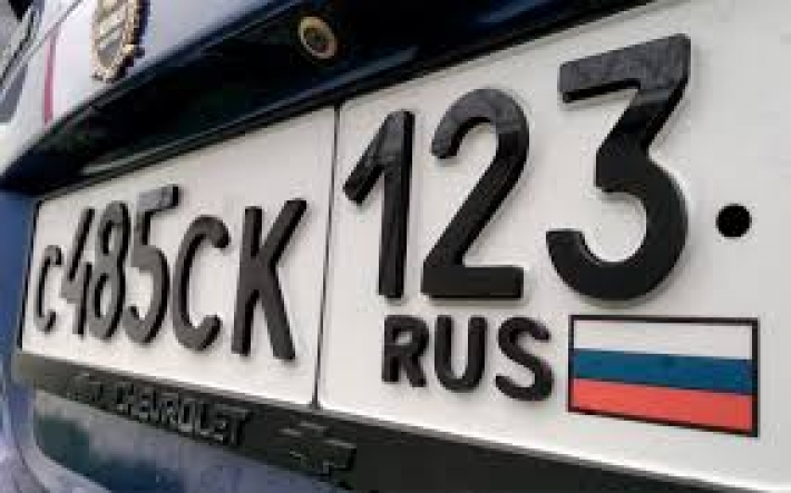 У Бердянську військові рф погрожують забрати авто, якщо власники не замінять номера на російські