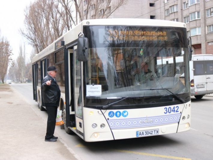 В Запорожье возобновил работу еще один муниципальный автобус