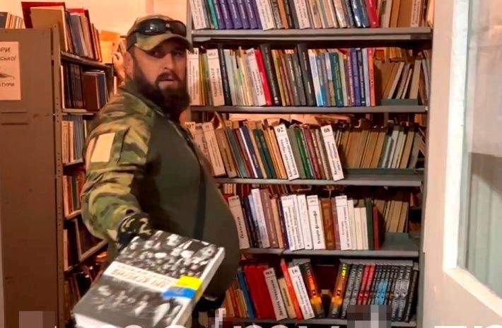 Оккупанты завозят в библиотеки Мелитополя детские книги, которые учат убивать русских (фото)