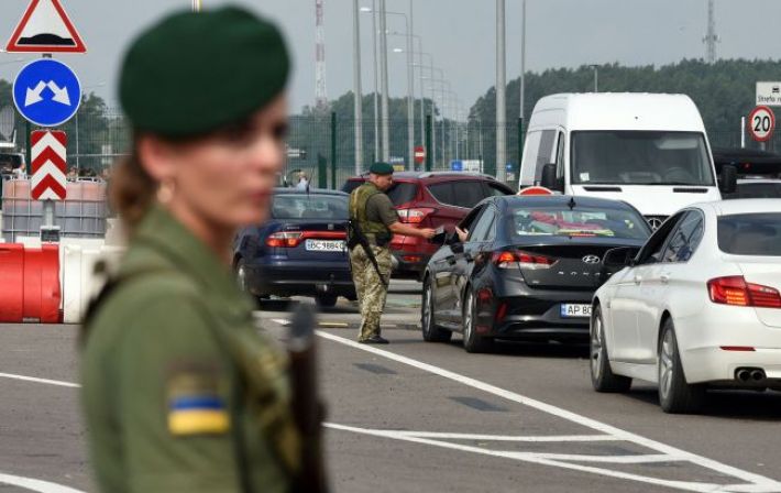 Житель Львовской области пытался ввезти 9 млн гривен наличными на легковом авто