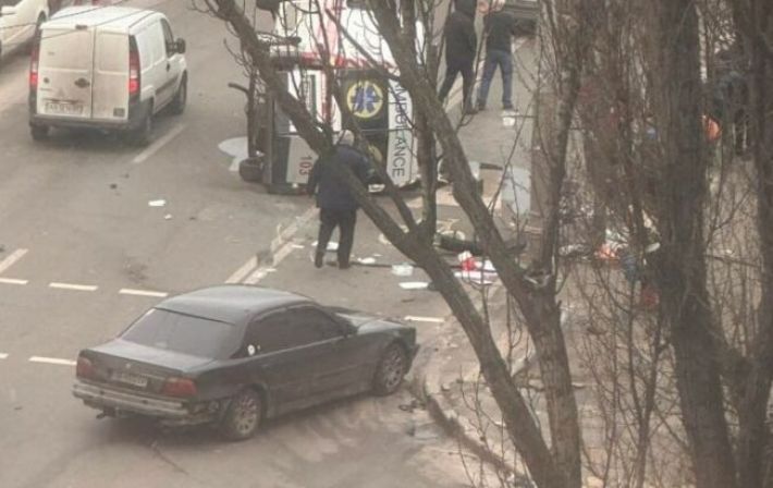 В Киеве перевернулась карета "скорой", есть пострадавший (фото, видео)