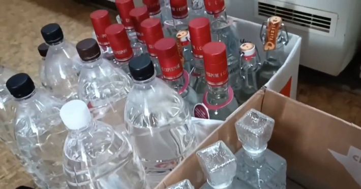 Сегодня в клубе будет праздник - полицаи из Акимовки обнаружили в Мелитополе безакцизный алкоголь (видео)