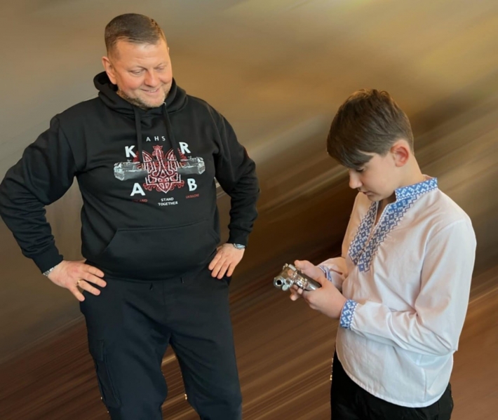 Мальчик- художник из Бердянска, который собирает деньги для ВСУ, встретился с Валерием Залужным (фото)