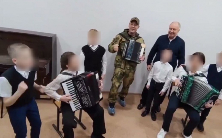 У Росії мер змусив дітей співати антиукраїнську пісню про 