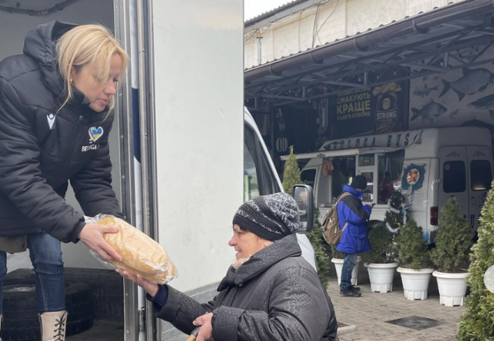 Сегодня в Запорожье будут выдавать молоко и хлеб бесплатно: где получить