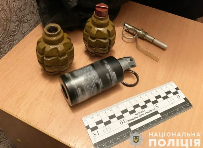 Житель Запорожья угрожал взорвать гранатой себя и мать