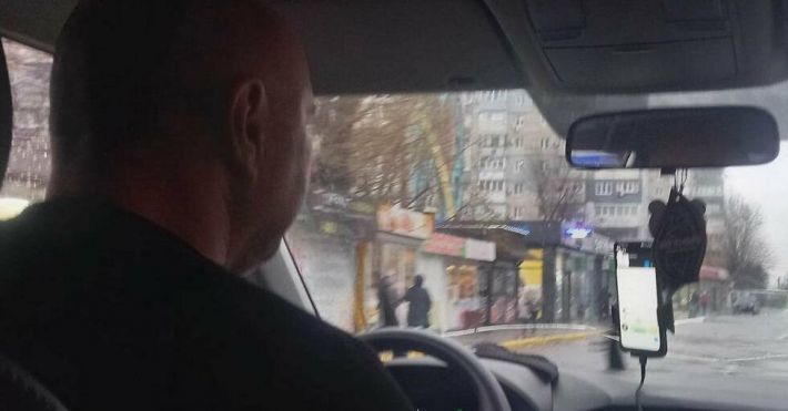 "Я вб'ю тих, хто буде в моєму домі" - рятувальник із Мелітополя працює таксистом у Дніпрі та мріє швидше повернутися