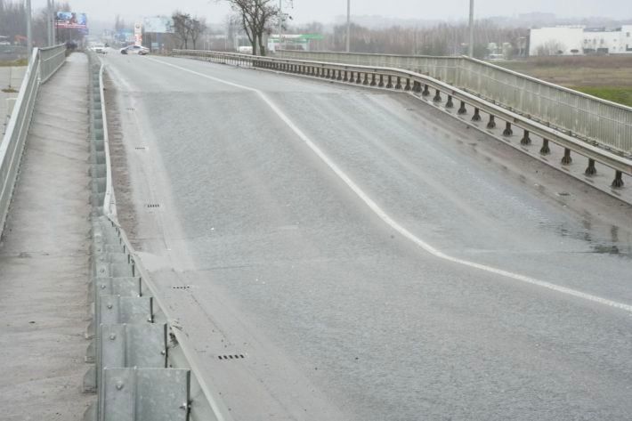 Под Мелитополе оккупанты спешат восстановить подорванный мост – сегодня движение затруднено (фото)