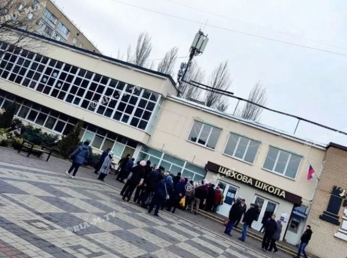 В Мелитополе оккупанты хотят перевести всех пенсионеров получить роспаспорт и перейти в российский банк