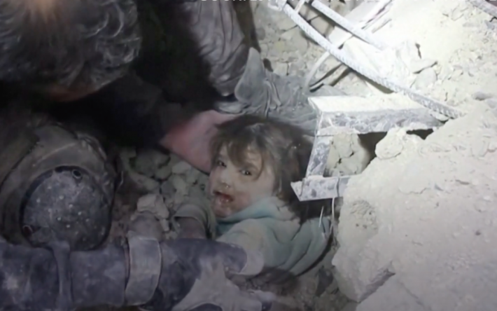 Маленькую девочку достали живой после 12 часов под завалами в результате землетрясения в Сирии (видео)