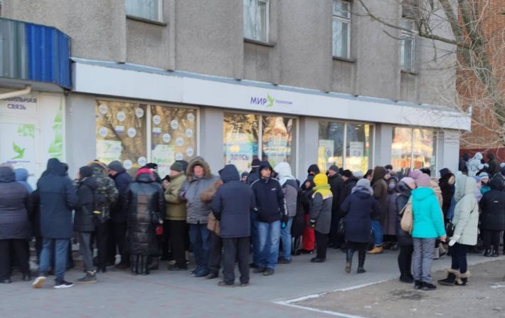 В Мелитополе сотни людей штурмуют офис нового интернет-провайдера (фото, видео)