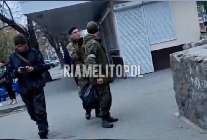 В Мелитополе оккупанты расселяют гастарбайтеров по школам и квартирам