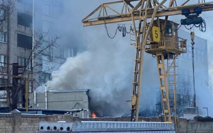 Масштабный пожар после взрыва на заводе в Киеве: с 4 людьми есть связь, еще 2 — ищут под завалами
