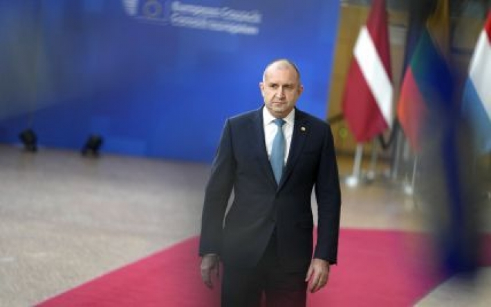 Президент Болгарии назвал отправку оружия в Украину "тушением пожара бензином"