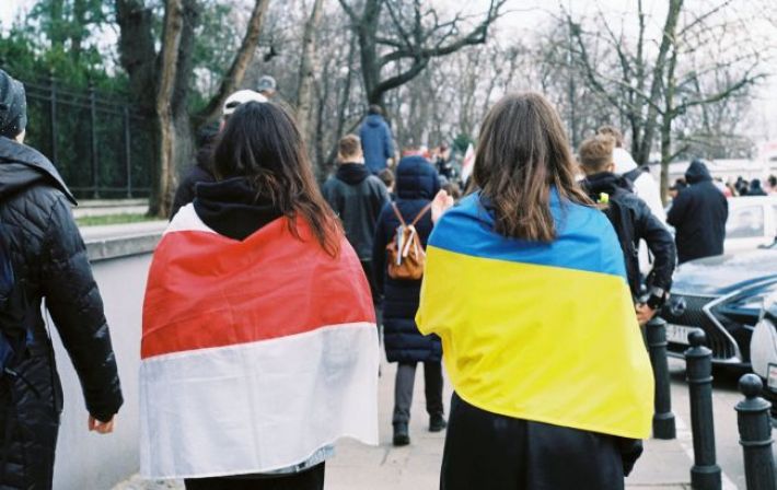 Новый феномен. Как поляки воспринимают украинцев через почти год войны: опрос