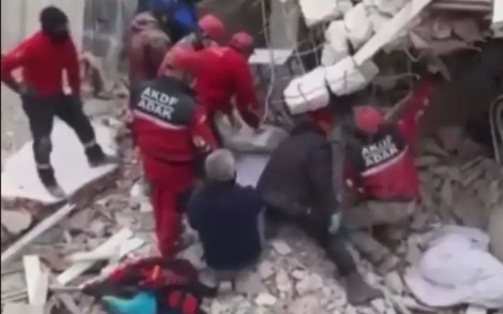 В Турции на спасателей обрушилась часть дома: появилось видео