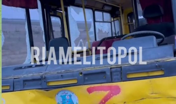 Під Мелітополем згорів автобус із рашистами (відео)
