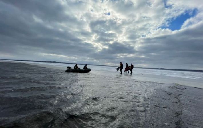 Під Дніпром рятувальники визволили рибалок, що дрейфували на крижинах