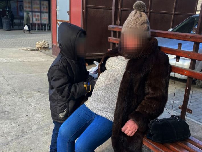 В Запорожье пьяная женщина оставила на улице 8-летнего сына и уснула на остановке