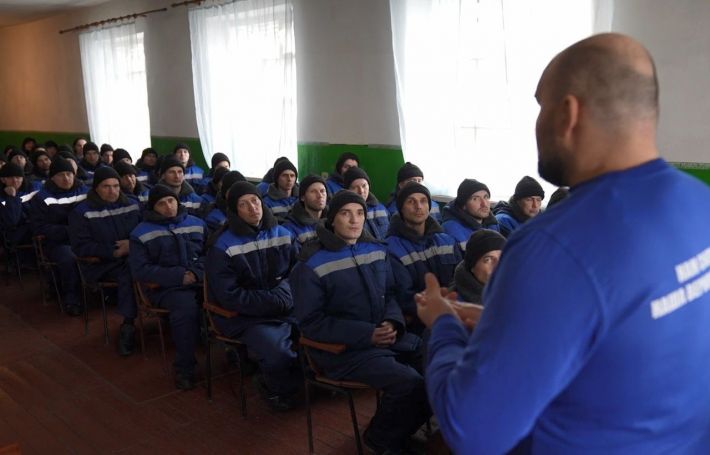 Оккупанты для своей пропаганды в Мелитополе используют пленных бойцов ВСУ (фото)