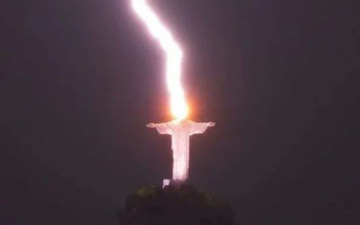В Бразилии молния попала в статую Христа-Спасителя: есть ли это 
