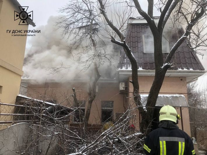 В Запорожье горел частный дом: погибла женщина (фото)