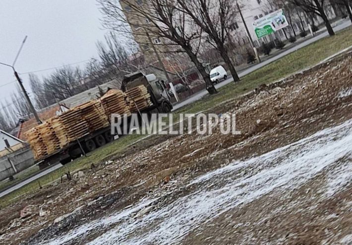 Через Мелитополь оккупанты массово везут деревянные настилы (фото)