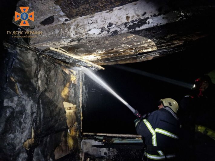 Во время пожара в запорожской многоэтажке погиб человек (фото)