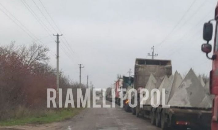 Российские захватчики в оккупированном Мелитополе строят укрепления и подтягивают войска для обороны во время наступления ВСУ (видео)