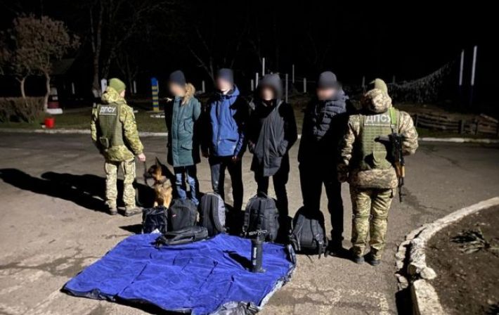 На надувном матрасе в Румынию. Пограничники задержали группу уклонистов (фото)
