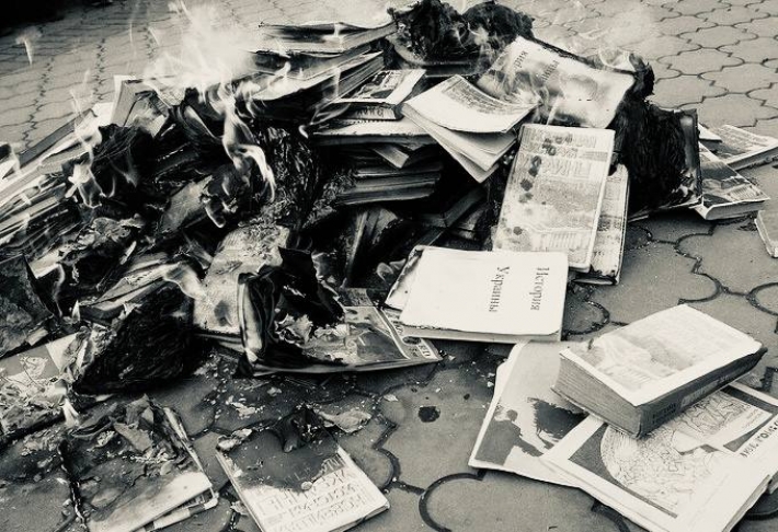 На оккупированной части Запорожской области рашисты уничтожают украинские книги