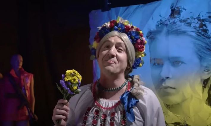 Російський актор Артур Смольянінов в образі Лесі Українки розповів, з ким 