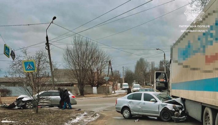 У Запоріжжі позбавлений прав водій потрапив у потрійну ДТП (фото)