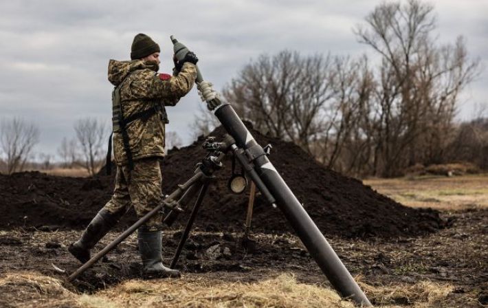 Українські військові влучним пострілом знищили ворожий склад боєприпасів (відео)