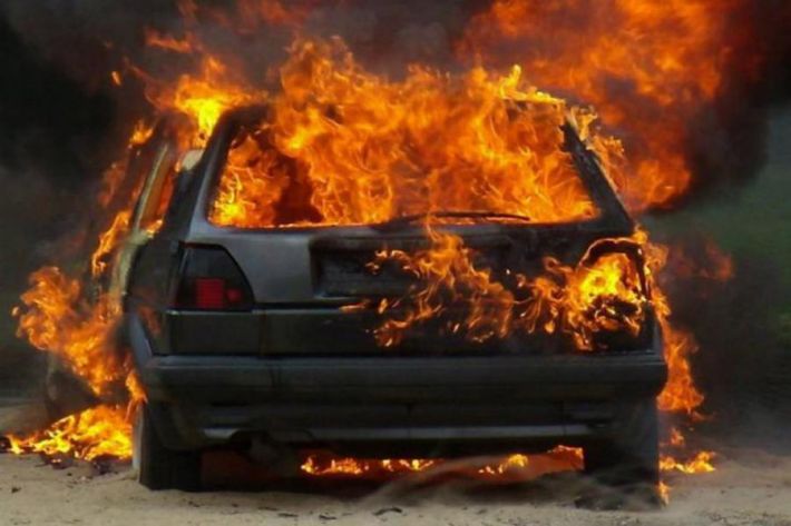 В Запорожье во время движения загорелся легковой автомобиль