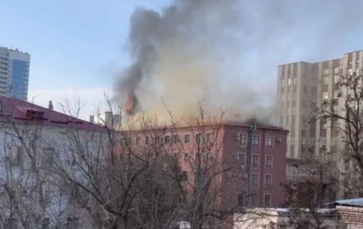 В Донецке "прилеты": повреждена прокуратура и казарма военных РФ
