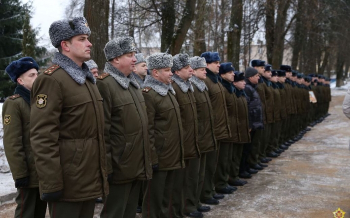 В Беларуси формируют "народное ополчение": глава Минобороны Хренин сообщил о 100-150 тысячах людей