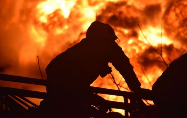 В российском Красноярске сильный пожар: горит склад с техникой