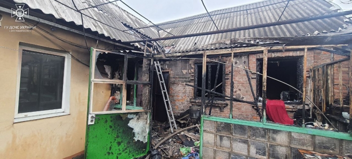 В Запорожье в доме произошел пожар: госпитализировали мужчину (фото)
