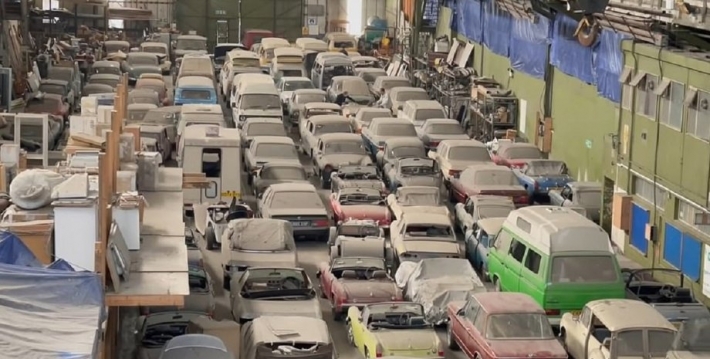 У Токмаку російські військові розбирають на СТО вкрадені автівки