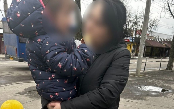 В Кременчуге горе-мать отправила раздетого 2-летнего ребенка выбрасывать мусор (фото)