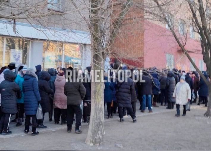 «Мы не знаем, когда будет интернет!» - жители Мелитополя штурмуют офис провайдера рф (фото)